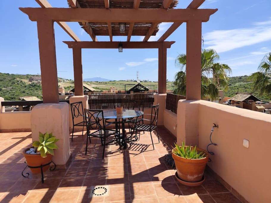 Penthouse Paradiso: 2Br Oasis In Casares Del Sol Exteriér fotografie