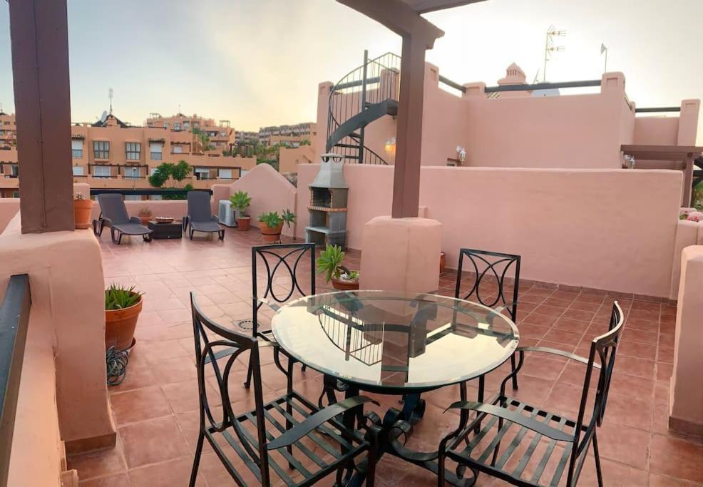 Penthouse Paradiso: 2Br Oasis In Casares Del Sol Exteriér fotografie